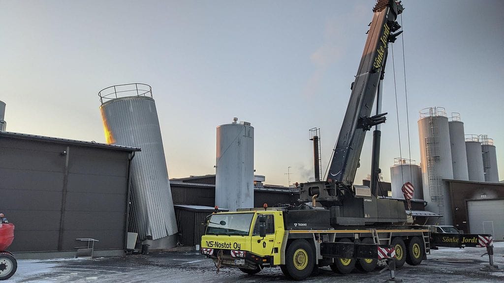 Hajonnut säiliö kaatui kallelleen kuin Pisan torni.