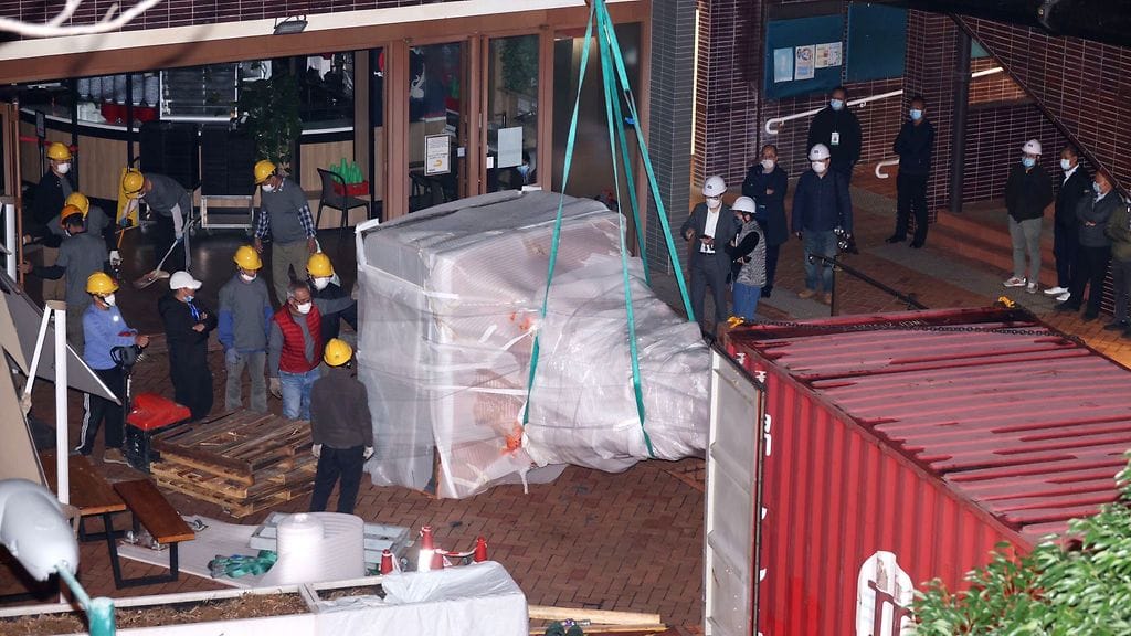 Hongkongin yliopisto poisti muistomerkkiveistoksensa torstaina.