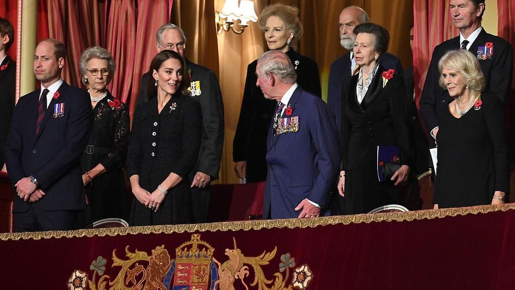 Britannian kuninkaallista perhettä marraskuussa 2021. Prinsessa Anne ja Sir Timothy Lawrence seisovat kuvan oikeassa laidassa.