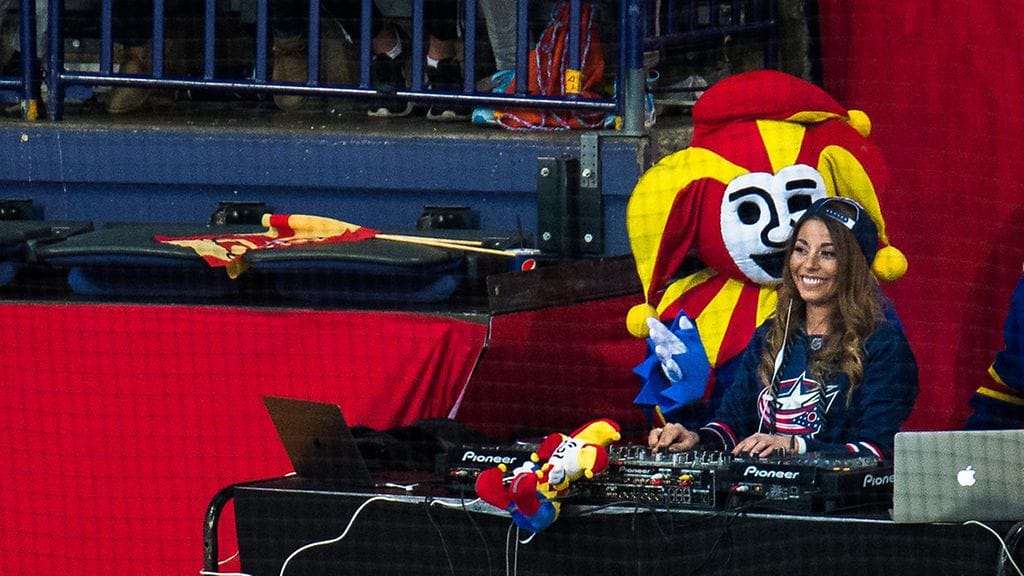 Amanda Harkimo toimii dj:nä Jokereiden kotiotteluissa.