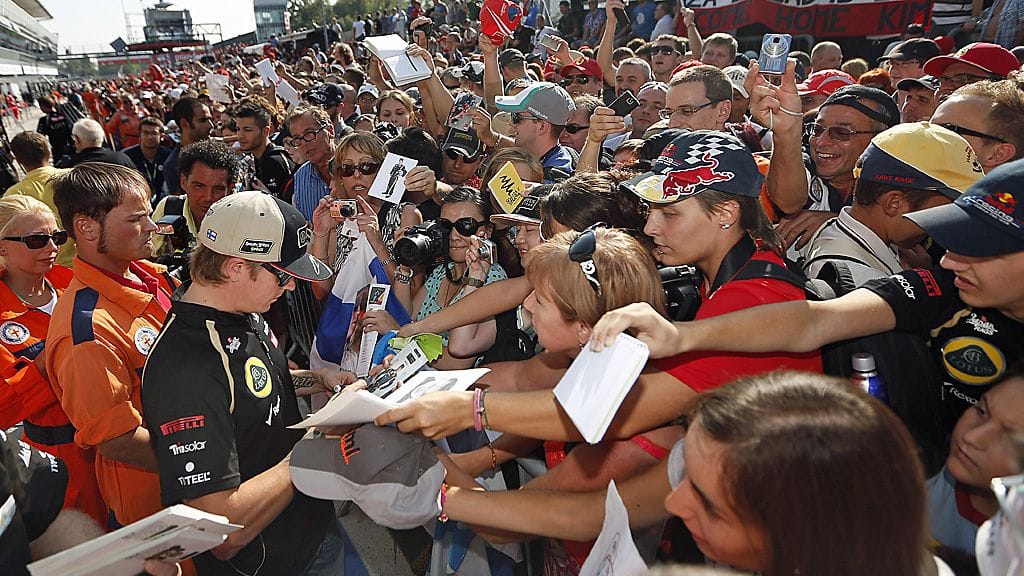 Räikkösen nimmarit olivat kysyttyjä Monzassa.