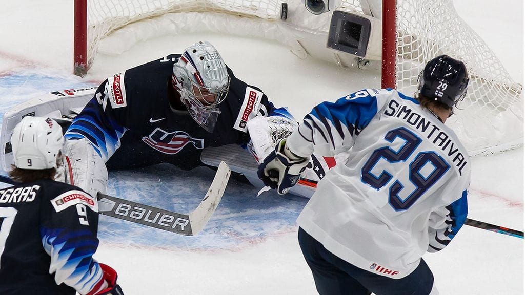 Kasper Simontaival oli Nuorten Leijonien avainpelaajia kahdella tehopisteellään, kun Suomi kaatoi Yhdysvallat jatkoajalla. Kuva viime vuoden nuorten MM-kilpailujen välierästä.