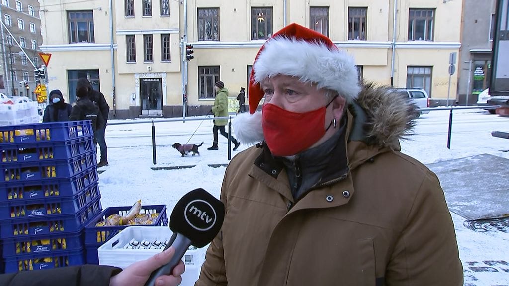 MTV Uutiset Live haastatteli Heikki Hurstia joulukassien jaossa jouluaattona.