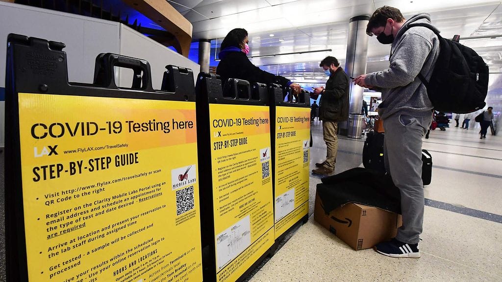 Los Angelesin lentokenttä Yhdysvalloissa jouluaattona.