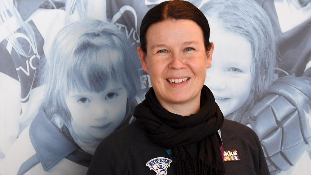 Suomen naisten alle 18-vuotiaiden jääkiekkomaajoukkueen GM Tuula Puputti helmikuussa 2021.