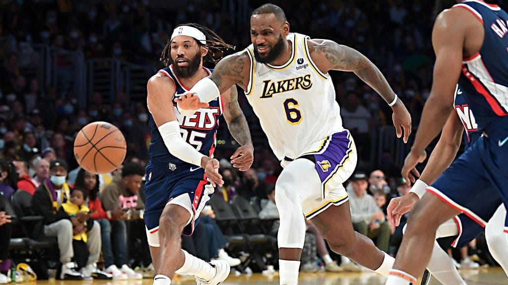 Los Angeles Lakersin LeBron James teki Brooklyn Netsia vastaan 39 pistettä ja nousu joulupäivänä pelattujen NBA-otteluiden pistekuninkaaksi.