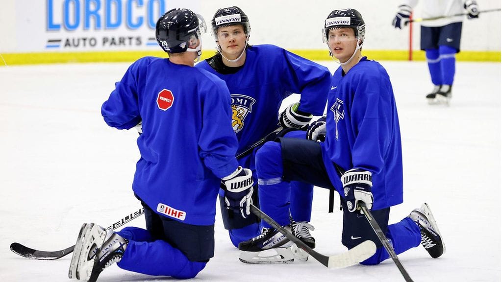 Kasper Simontaival (vas.), Kasper Puutio ja Roni Hirvonen Suomen jääkiekon alle 20-vuotiaiden MM-joukkueen harjoituksissa Rogers Place -areenan harjoitushallissa.