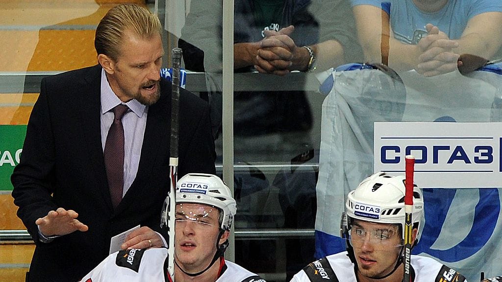 Petri Matikainen Omskin penkin takana.