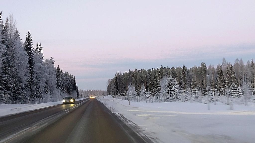 Joulun paluuliikennettä kohti etelää Nelostiellä Jyväskylän pohjoispuolella tapaninpäivänä.