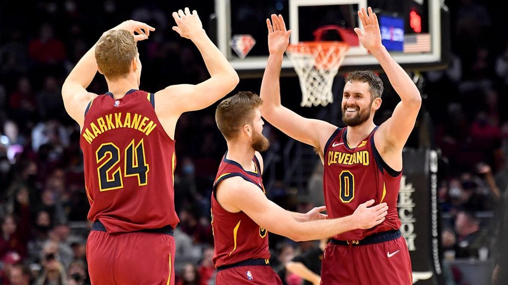 Lauri Markkanen (vas.), Dean Wade ja Kevin Love saivat juhlia murskavoittoa.