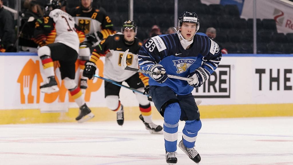 Suomen hyökkääjä Brad Lambert kuritti Saksaa kahdella syöttöpisteellä nuorten MM-kisojen avausottelussa.