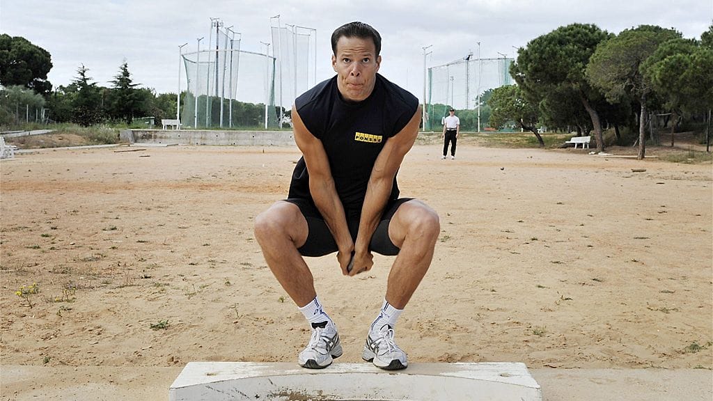 Tero Pitkämäki harjoittelee kuulalla vuonna 2009.