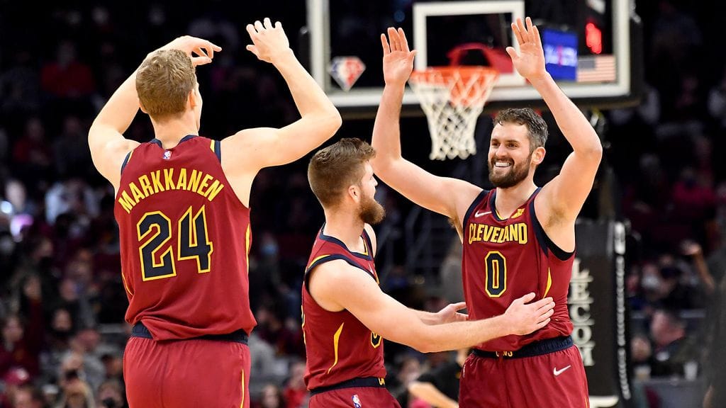 Lauri Markkanen, Dean Wade ja Kevin Love leikittelivät voittoon tapaninpäivänä.
