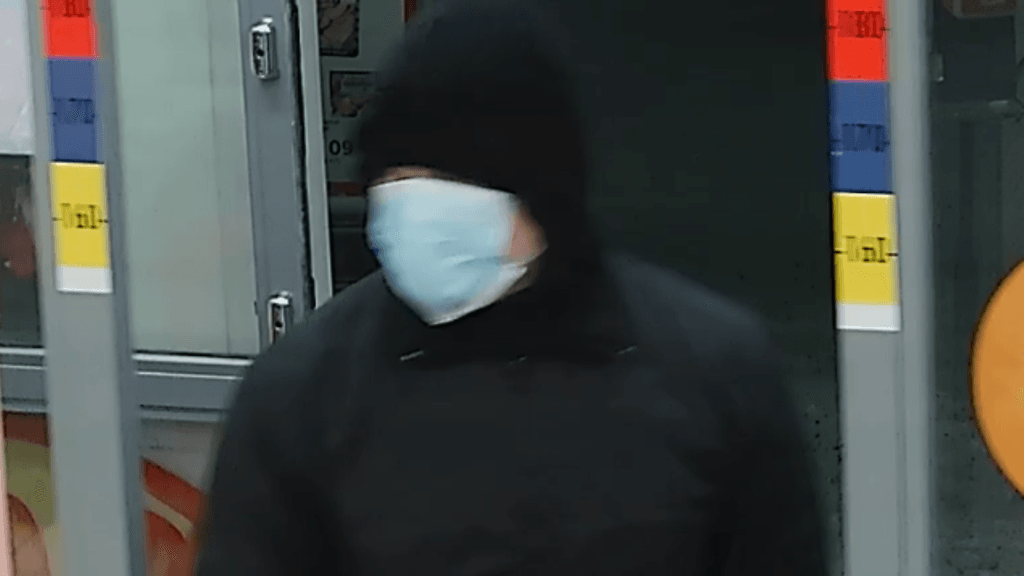 Poliisi julkaisi kuvan ja tuntomerkit epäillystä ryöstäjästä.