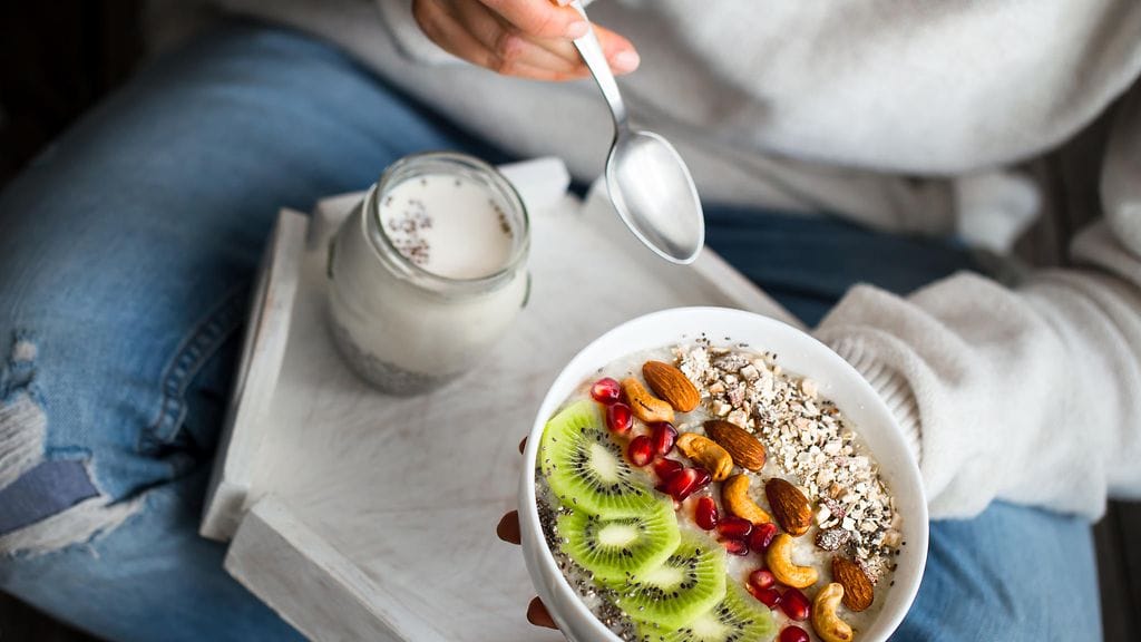 nainen syö välipalaa