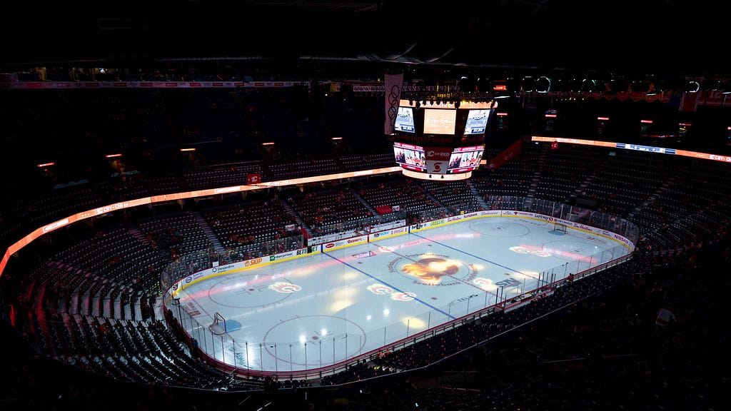 Koronapandemia on aiheuttanut paljon ottelusiirtoja NHL:ssä. Kuvituskuva Calgary Flamesin kotiareenasta.