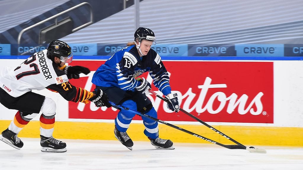 Viime vuonnakin nuorten MM-kisoissa mukana ollut Roby Järventie (oik.) pelaa maanantaina kisojen ensimmäisen ottelunsa.