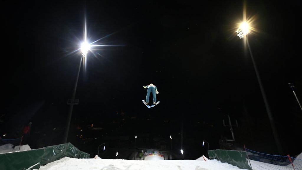 Mäkihypyn maailmancupin testauskäytännöistä aiheutuvien kulujen jakautuminen johti kiistaan maajoukkuehyppääjän ja Hiihtoliiton välille.