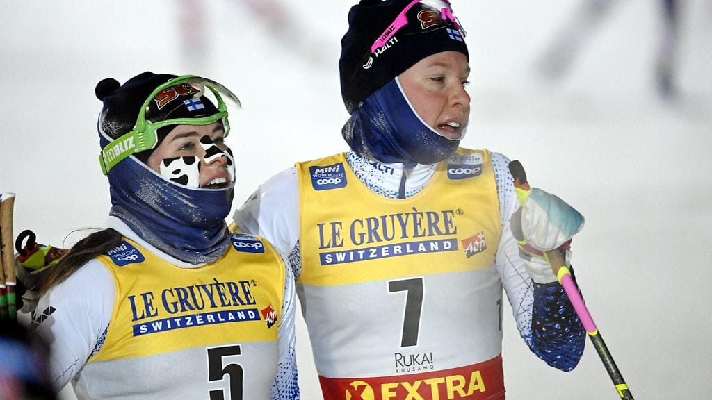 Krista Pärmäkoski ja Kerttu Niskanen ovat Suomen naisten joukkueen kovimmat menestystoivot Tour de Skillä. Kuva Rukan maailmancupista marraskuulta 2021.
