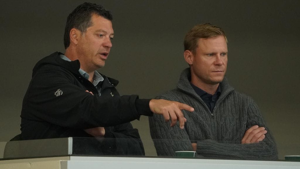 Mikko Koivu (oik.) keskusteli entisen seuransa Minnesota Wildin GM:n Bill Guerinin kanssa syyskuussa joukkueen harjoitusleirillä.