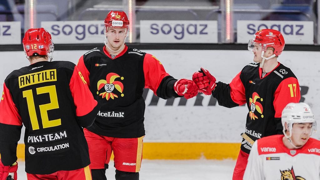 Ruotsalaispuolustaja Philip Holmille (keskellä) kirjattiin viisi tehopistettä.