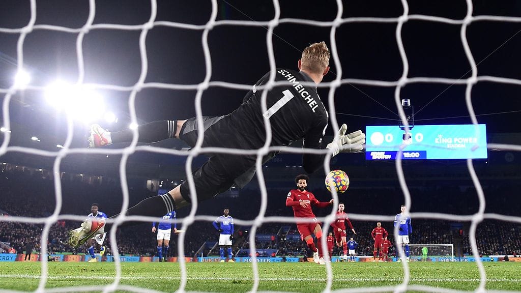 Kasper Schmeichel torjui Mo Salahin rangaistuspotkun.