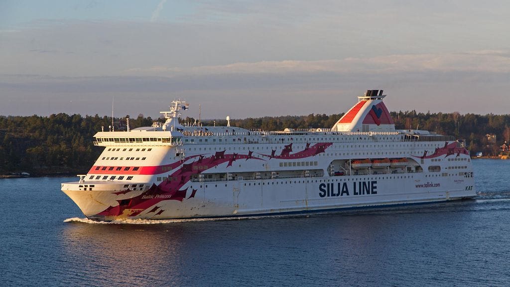 Laulu- ja tanssimiskielto koskee Ruotsiin suuntautuvia matkoja. Kuvassa Baltic Princess. Kuva: Tallink Silja.