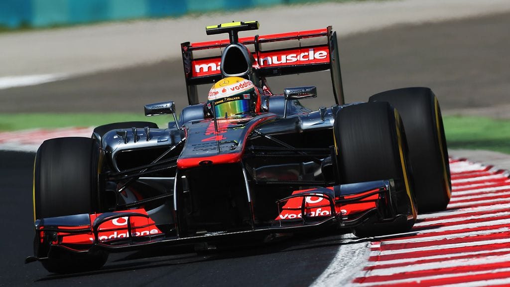 Lewis Hamilton McLarenin kilpurin ratissa.