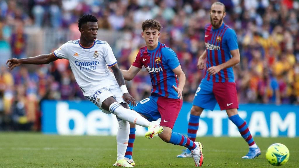 Vinicius Junior (vas.) ja Gavi (kesk.) ovat saaneet koronatartunnan.