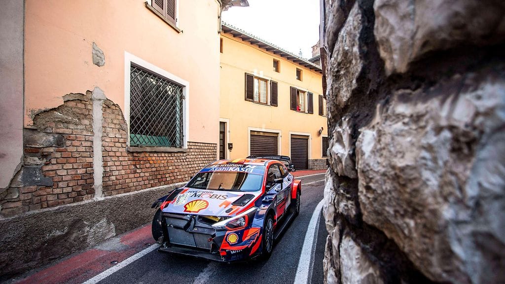Hyundain Thierry Neuville Monzan kapeilla pätkillä vuoden 2021 MM-rallissa.