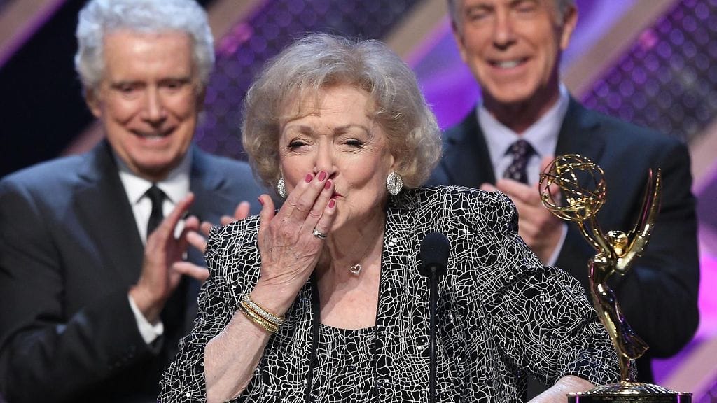 LK 31.12.2021 Betty White palkittiin vuonna 2015 Daytime Emmy -elämäntyöpalkinnolla.
