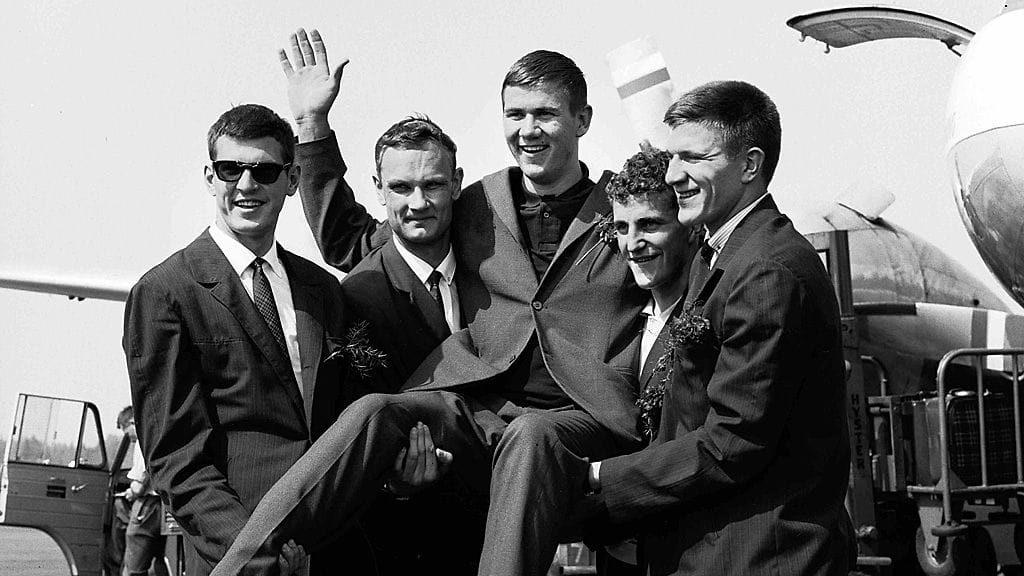 Koripallomaajukkueen aloitusviisikko vuonna 1964: Kari Liimo kultatuolissa, pitelemässä Pertti Laanti, Timo Lampen, Jorma Pilkevaara sekä Martti Liimo.