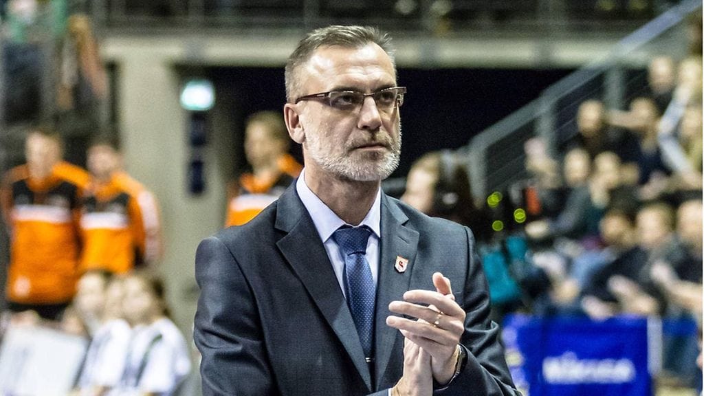 Vadim Hamuttskih kuvattuna valmentajana vuonna 2016.