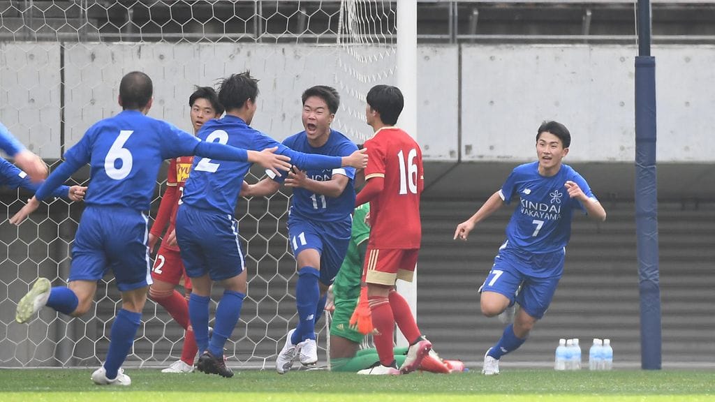 Ryutsu Keizai (punaisissa) putosi lopulta sinisessä pelaavalle Kindai Wakayamalle.