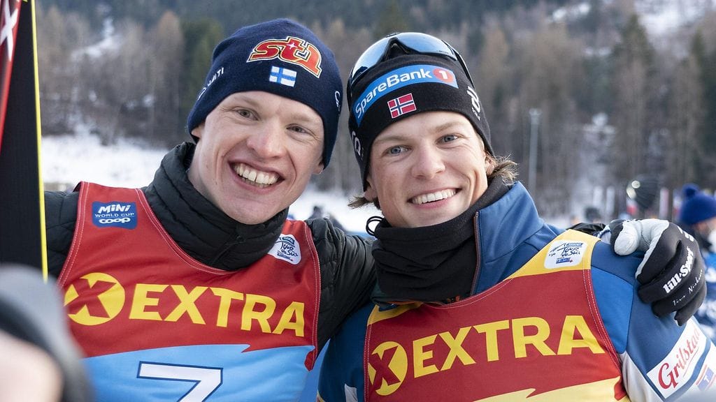 Päivän kilpailun kakkonen ja voittaja, Iivo Niskanen (vas.) ja Johannes Hösflot Kläbo.