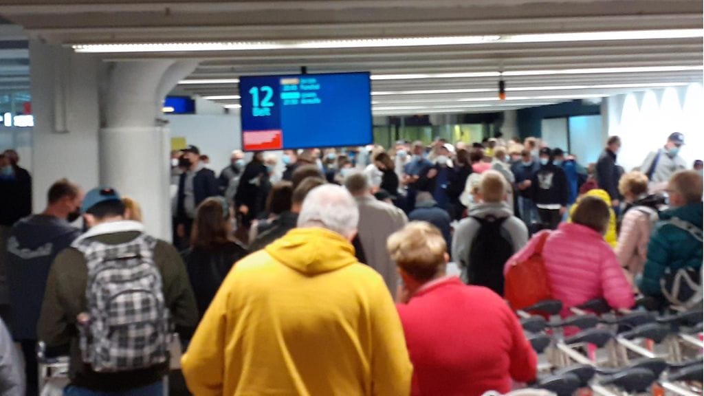 Arton ottamassa kuvassa näkyy tilanne Helsinki-Vantaan lentoaseman 1. terminaalin saapumisaulassa.