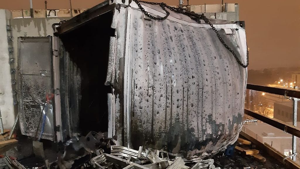 Räjähtäneet kaasupullot olivat metallikontissa.