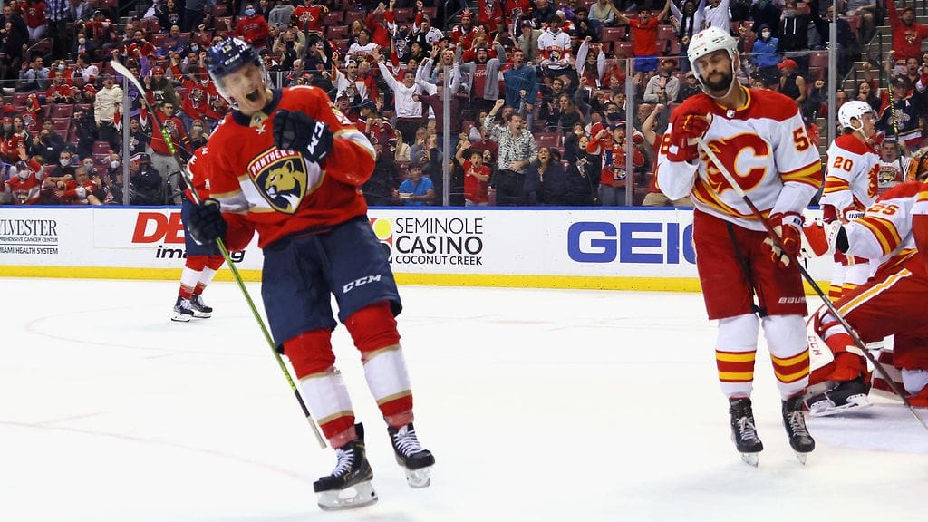 Anton Lundell (vas.) tuulettaa syöttämäänsä Lucas Carlssonin maalia Calgary-ottelun päätöserässä.