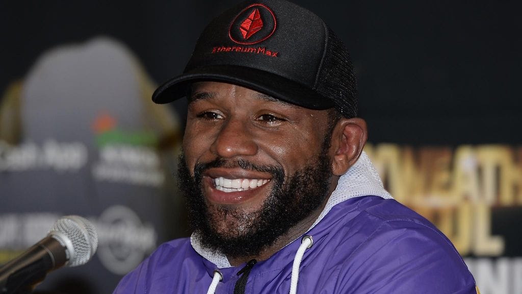 Floyd Mayweather aikoo otella yli 200 metrin korkeudessa dubailaisen hotellin helikopterikentällä.