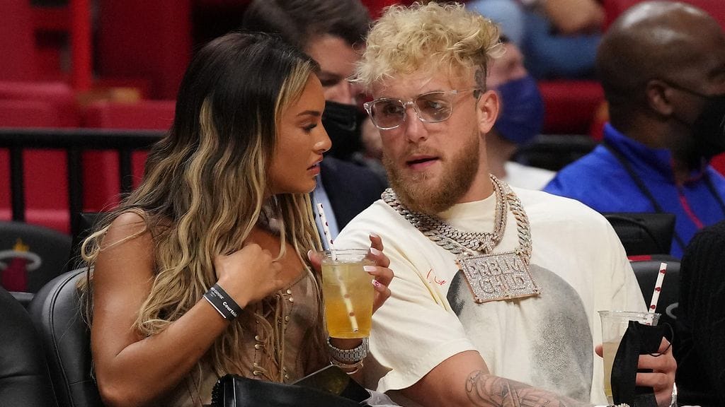 Jake Paul (oik.) seurustelee Julia Rosen kanssa.