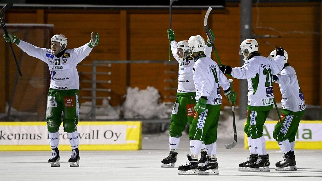 Veiterän pelaajat juhlivat Suomen cupissa Porvoossa Akillesta vastaan. Ottelu ratkesi lappeenrantalaisen vierasjoukkueen eduksi täpärästi.
