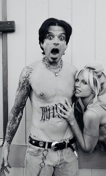 Sebastian Stan Tommy Leenä ja Lily James  Pam Andersonina