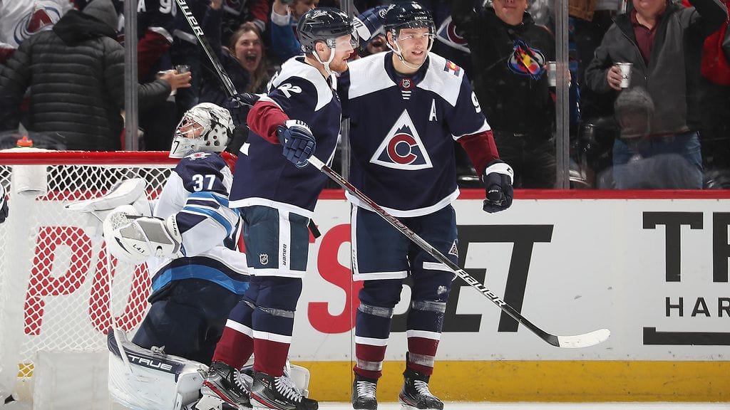 Gabriel Landeskog ja Mikko Rantanen (oik.) tehtailivat pisteitä Winnipegiä vastaan.