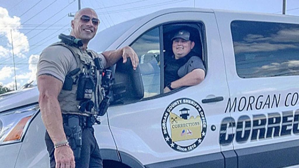 Tässä kuvassa seisoo Dwayne Johnsonin sijaan Morgan County Sheriff's Officen poliisi Eric Fields.