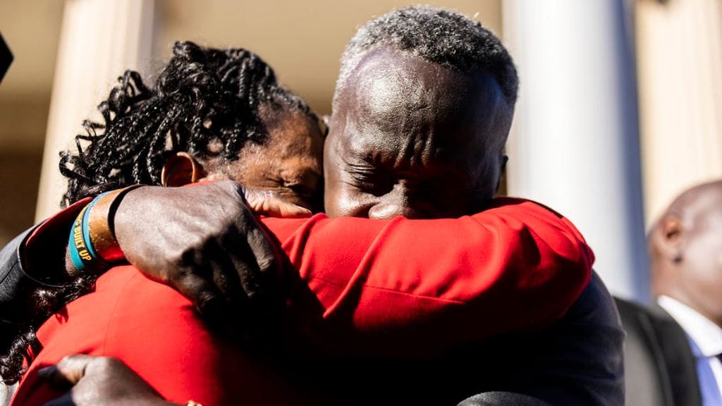 Ahmaud Arberyn isä, Marcus Arbery, oikeustalon ulkopuolella marraskuussa 2021. Lenkillä ollut 25-vuotias Ahmaud Arbery ammuttiin helmikuussa 2020.