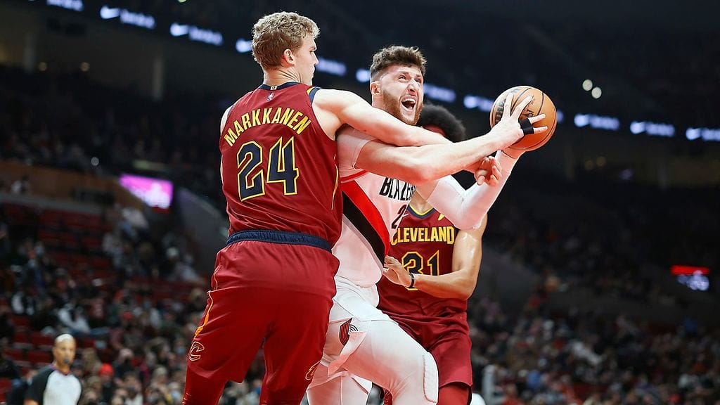 Clevelandin Lauri Markkanen puolustamassa Portlandin Jusuf Nurkicia.