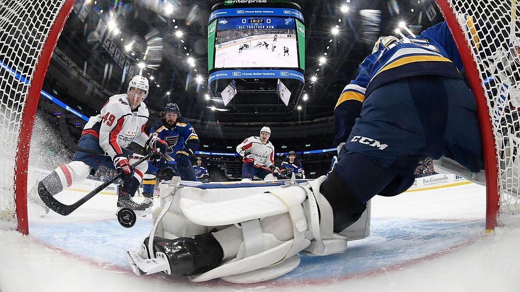 Ville Husso venytti suojansa Brett Leasonin laukauksen eteen.