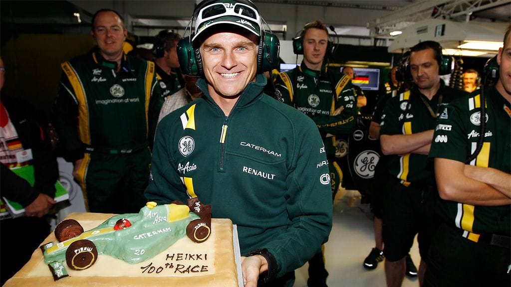 Heikki Kovalainen sai 100. GP-kisansa kunniaksi kakun