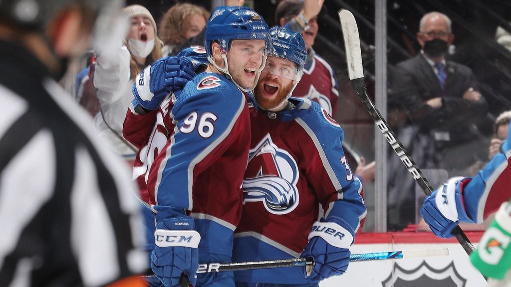 Mikko Rantanen ja J.T. Compher tuulettavat Coloradon 4-4-tasoitusmaalia.