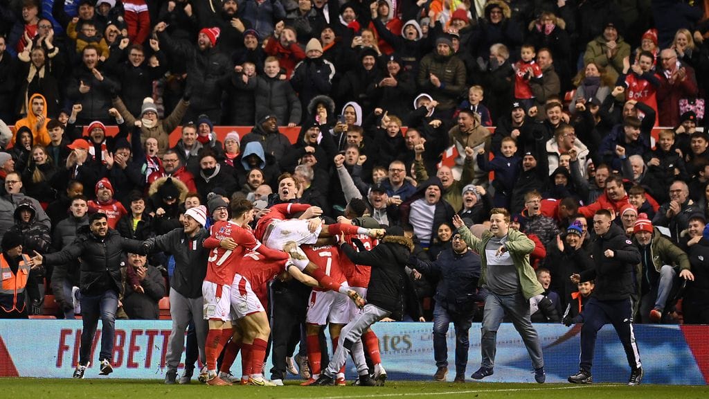 Nottingham Forestin City Ground hullaantui Lewis Grabbanin osumasta.